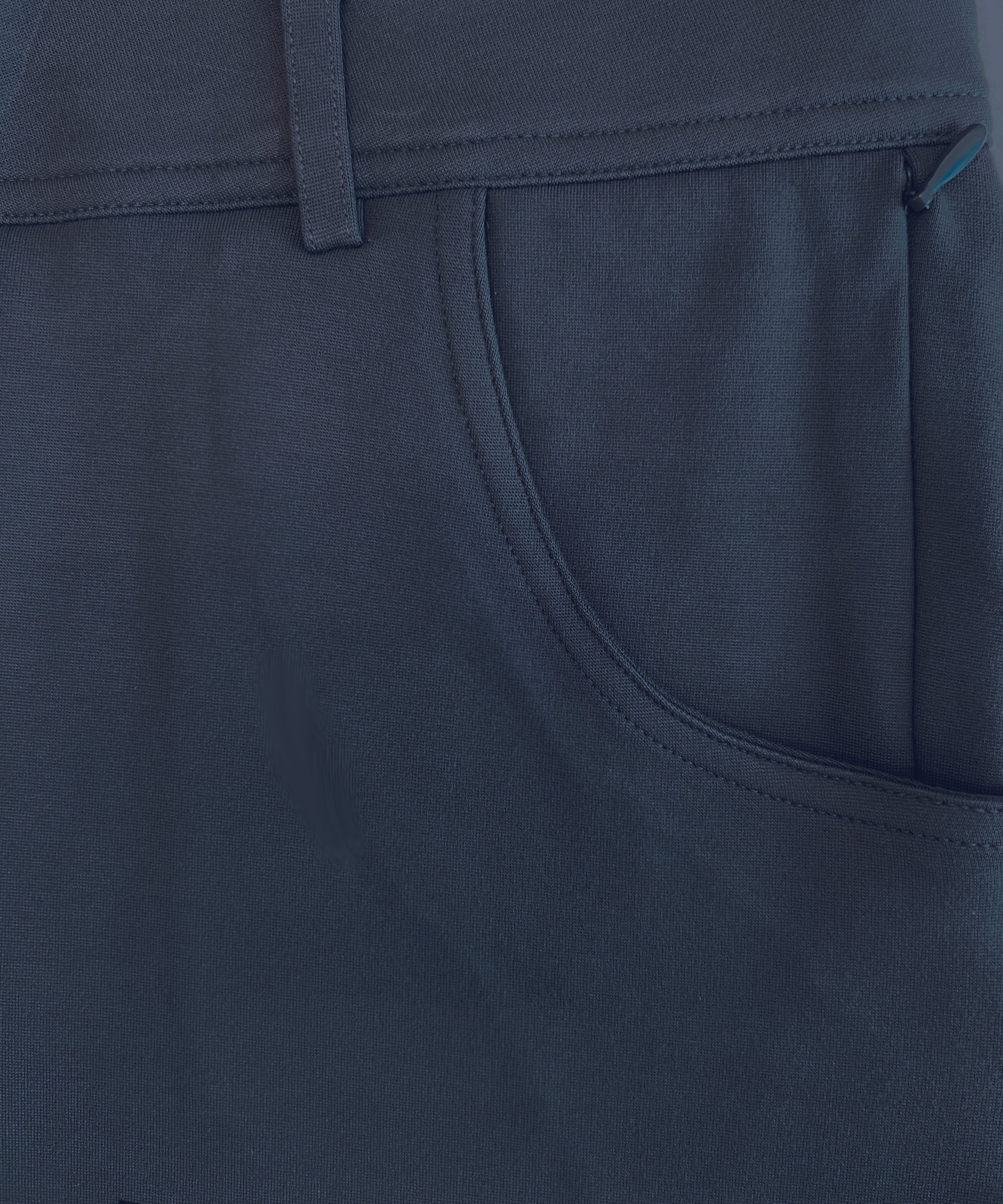 Performance chinos navy — side profile